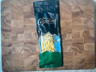 Креветка Черноморская (сушеная) (25гр): Сыр 60 гр ГОРНЫЙ СЫРОВАР (Бочонок копчёный)