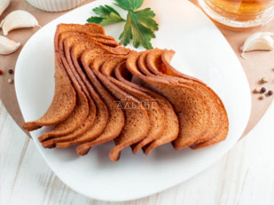 Снапсы со вкусом копченой рыбы: Ресторанные гренки с сметаной и зеленью